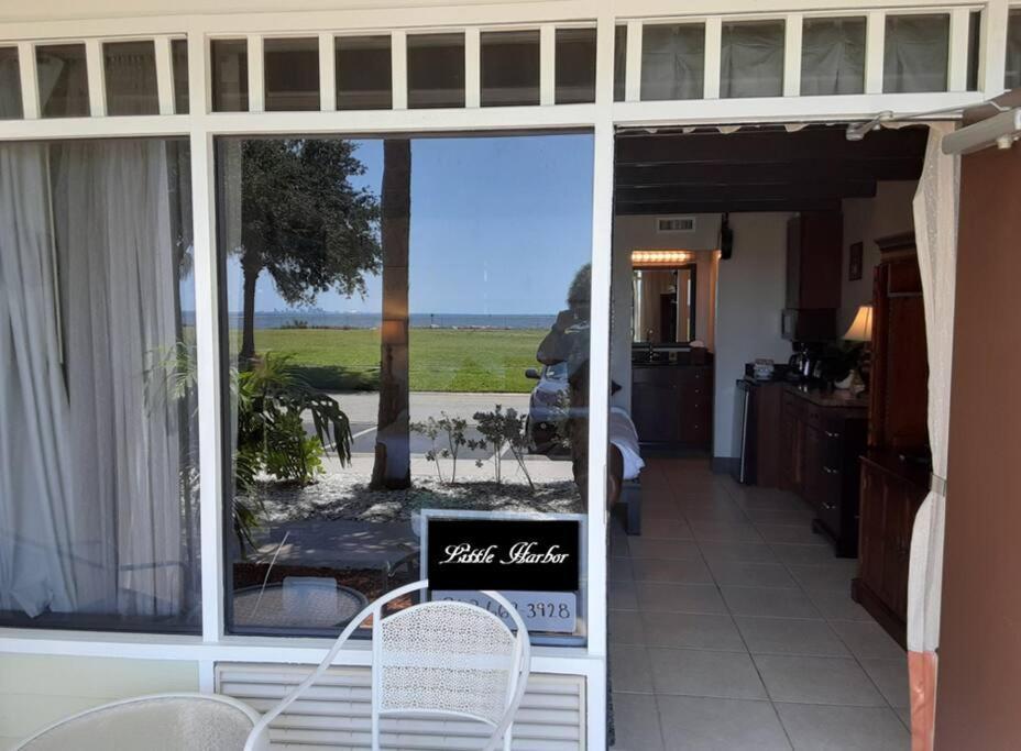 Beautiful One Bedroom Resort-Style Studio With Pool And Beach Access Ruskin Exterior photo