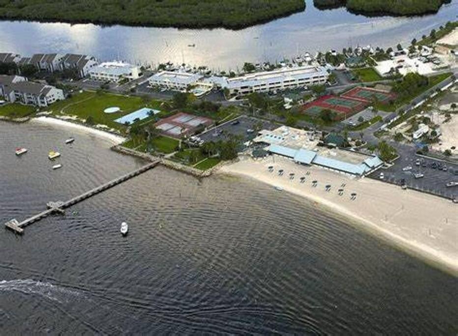 Beautiful One Bedroom Resort-Style Studio With Pool And Beach Access Ruskin Exterior photo