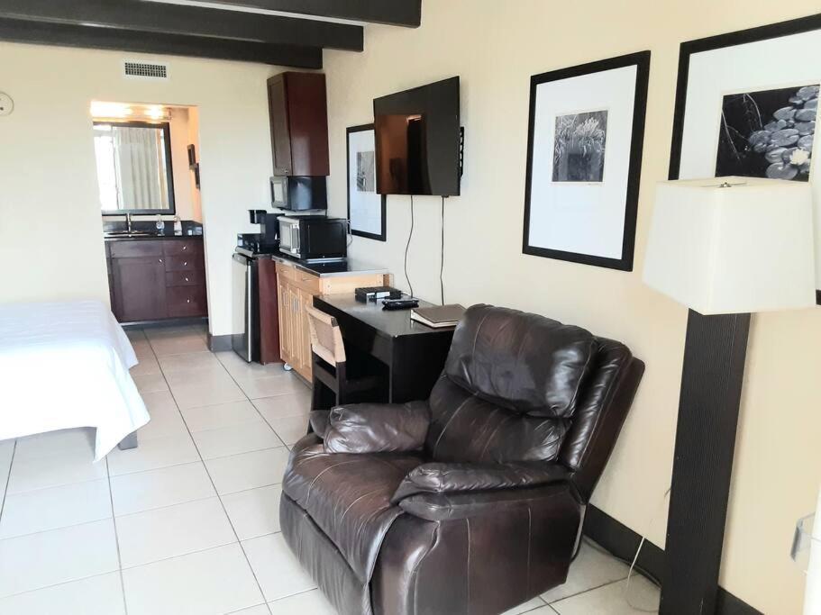 Beautiful One Bedroom Resort-Style Studio With Pool And Beach Access Ruskin Exterior photo