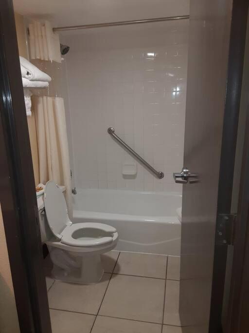 Beautiful One Bedroom Resort-Style Studio With Pool And Beach Access Ruskin Exterior photo